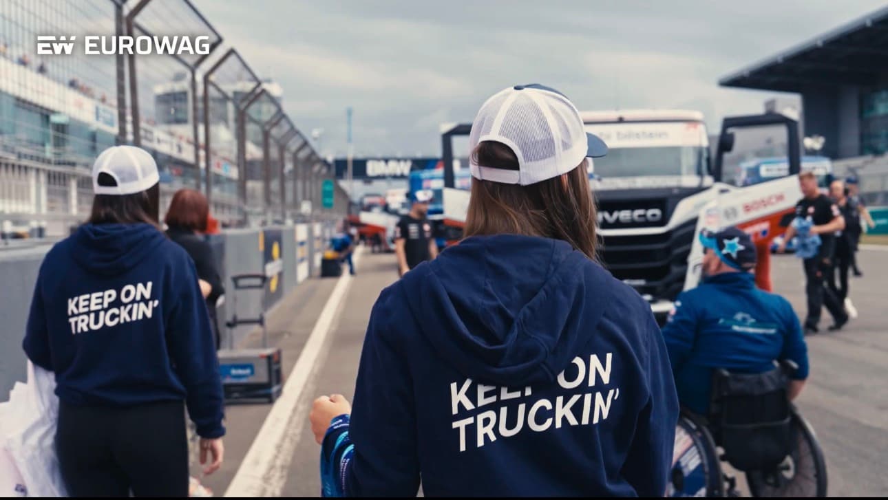 Tým v mikinách Eurowag v paddocku Truck Grand Prix