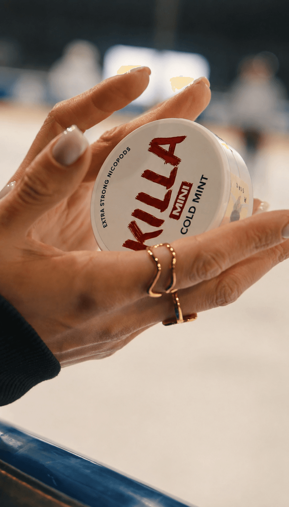 Ruka držící plechovku KILLA MINI Cold Mint