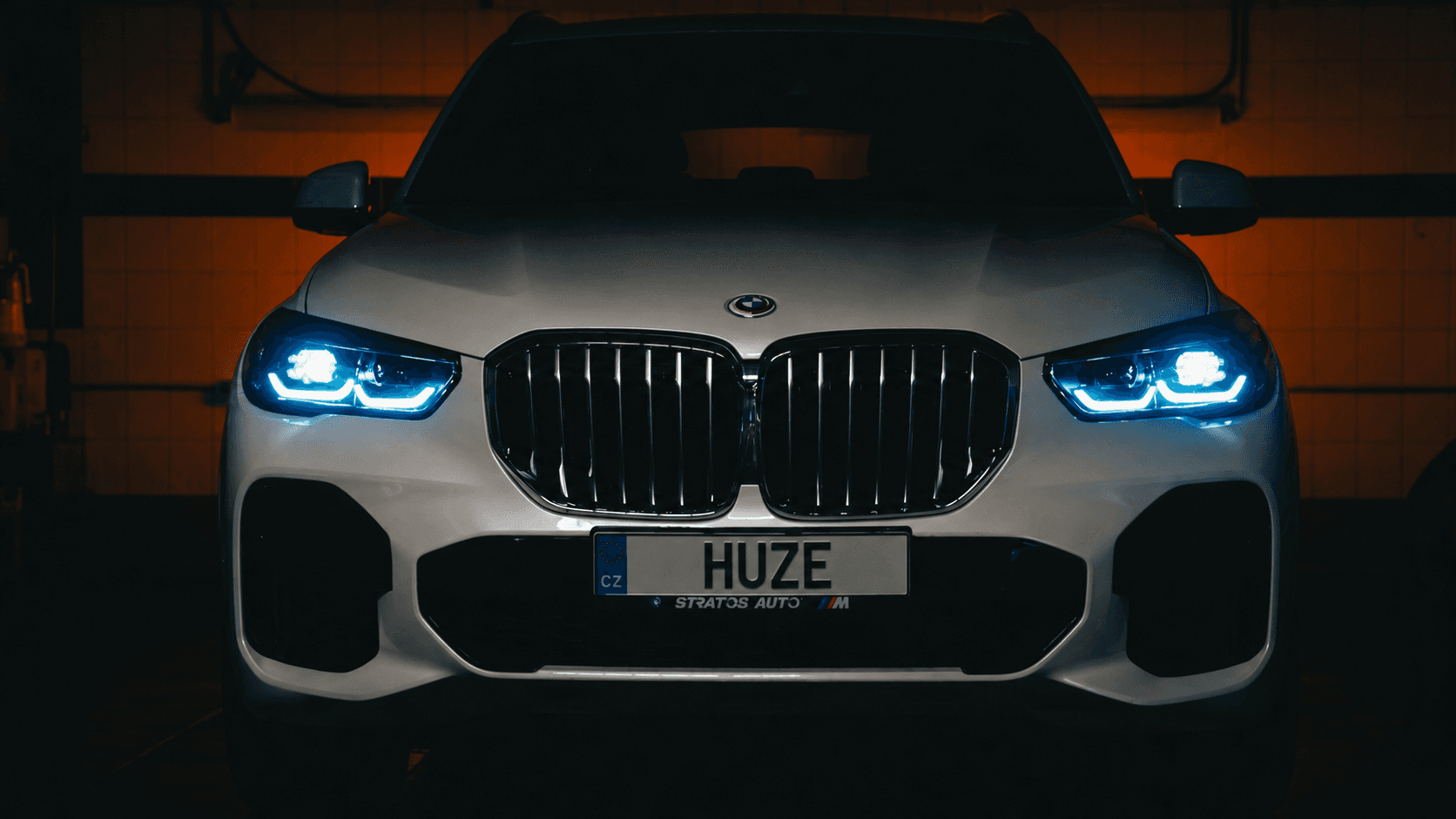 Umyté BMW zepředu s rozsvícenými světly